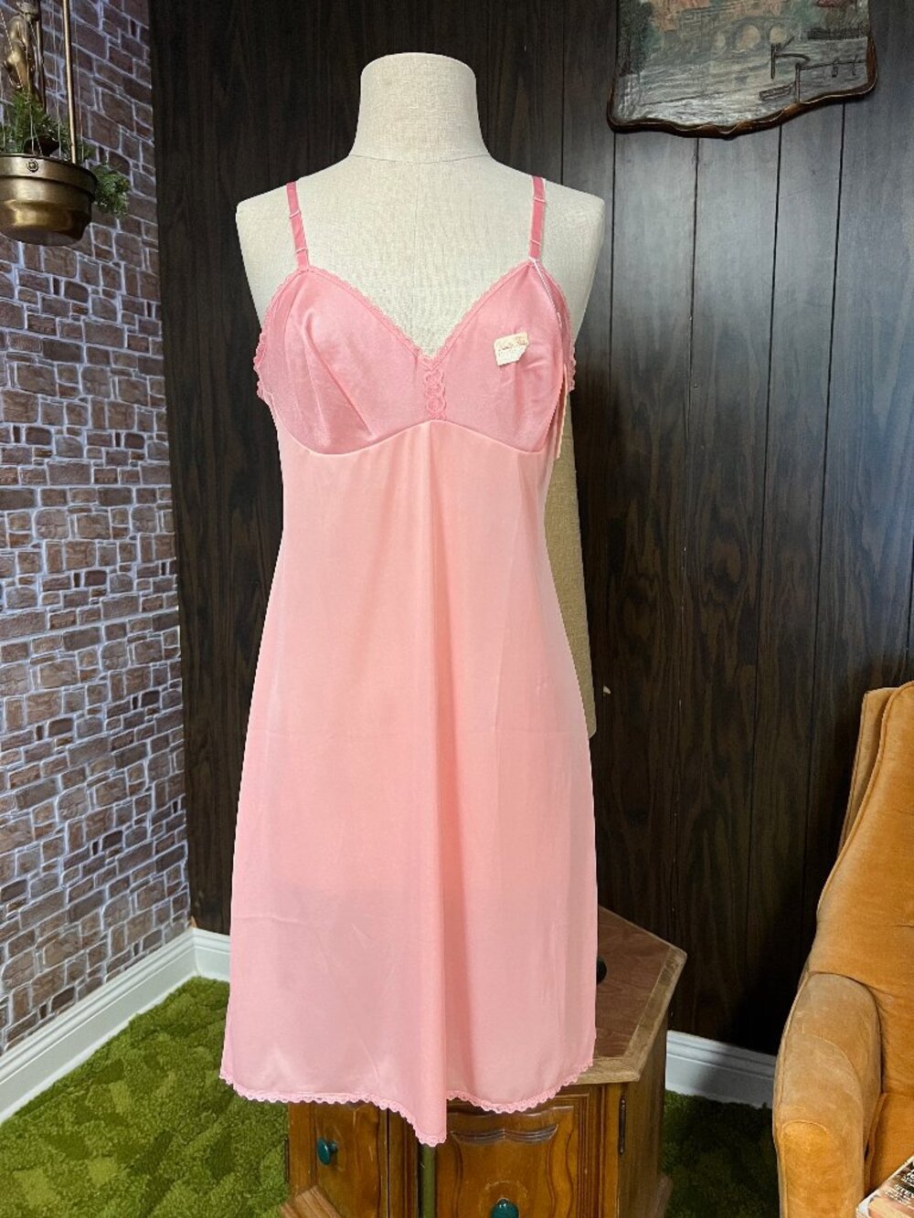 NWT Vintage 70s Vanity Fair Lace Trim Nylon Slip Pink Size 34 Small